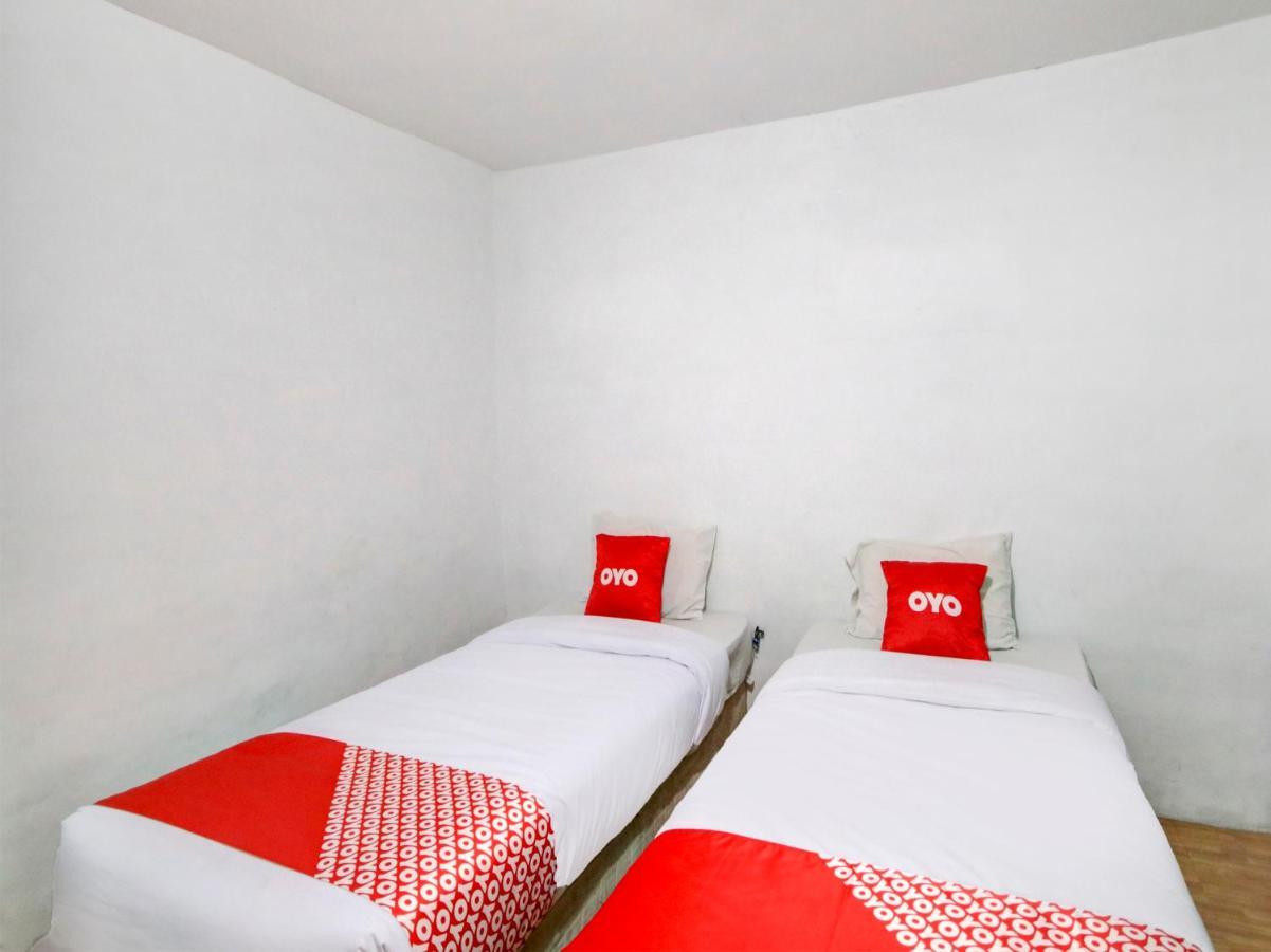 Oyo 2322 Dien Karona Hotel Berastagi Exterior foto
